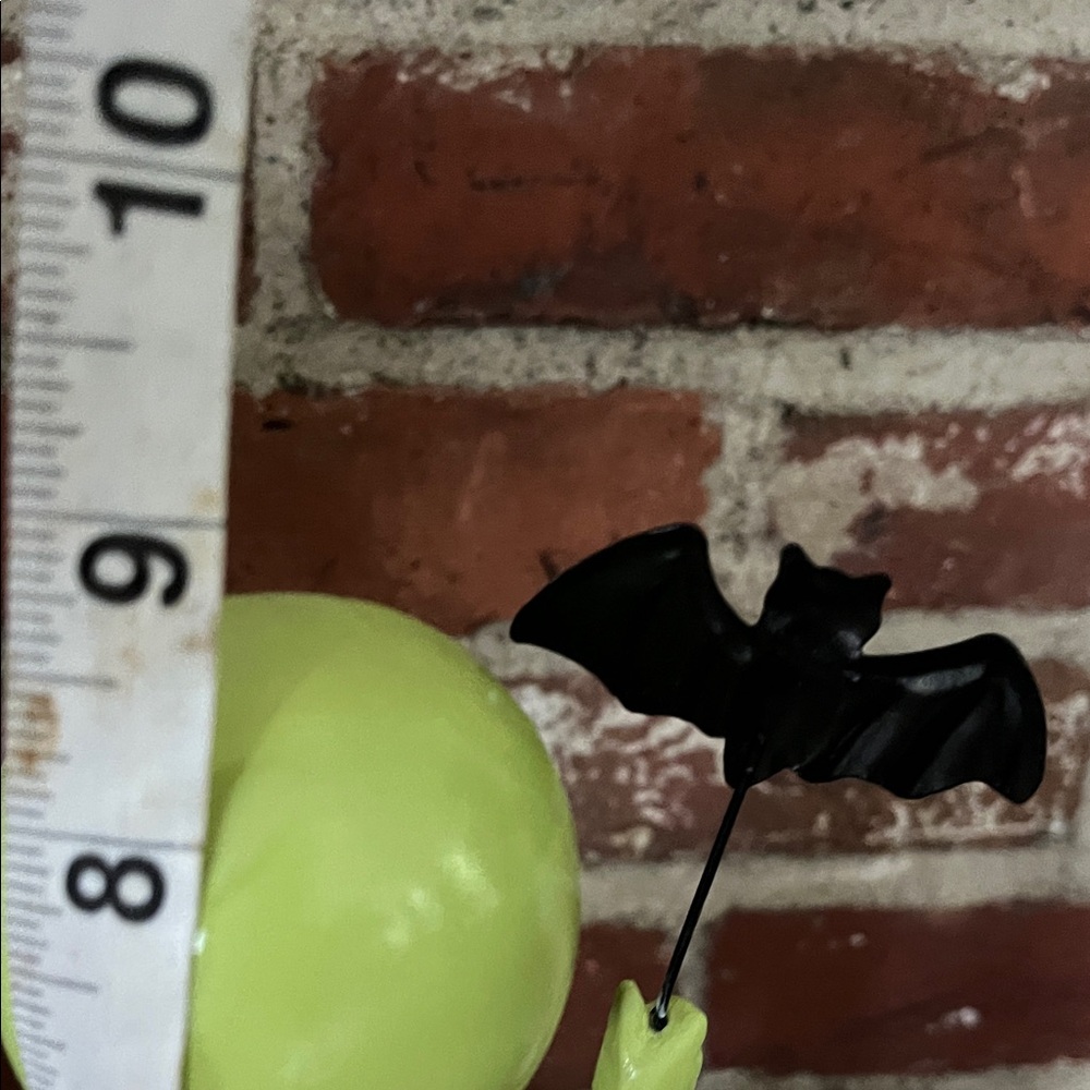Alien Figurine with Bat and Pumpkin - Picture 2 of 8
